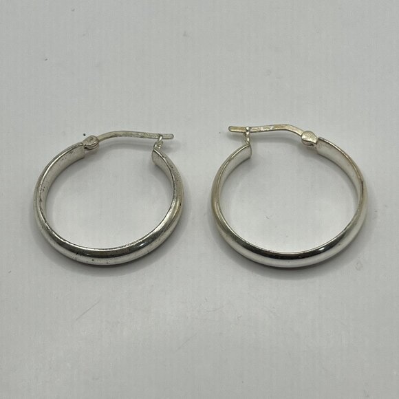 Pierced Hoop Earrings Shiny Silver Tone 1 inch‎ Saddleback Hinged Closure - Picture 6 of 7